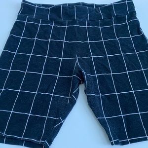 Black and whit w plaid design